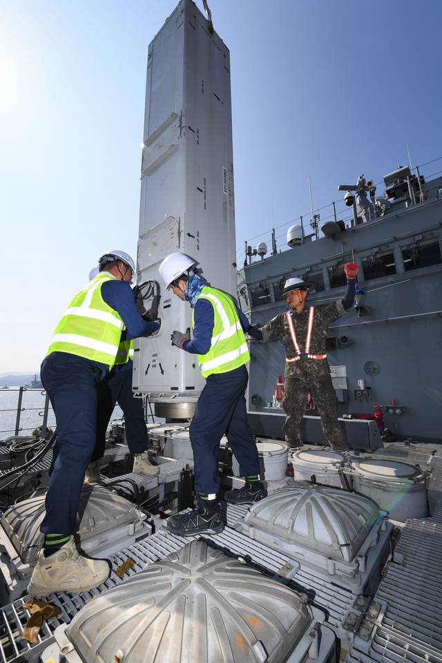 지난 2일, 진해군항에 정박 중인 광개토대왕함에서 전문용역업체 작업자들이 시스페로(Sea-Sparrow)를 하역하고 있다. 해군 제공