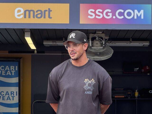 SSG 랜더스 부상대체 외국인타자 블라이 마드리스가 17일 인천 SSG랜더스필드에서 SSG 선수들과 상견례하고 있다./SSG 랜더스 제공