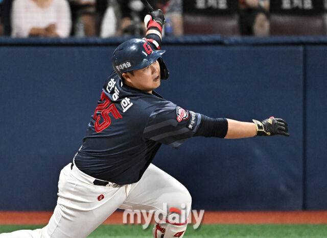 20일 오후 서울 고척스카이돔에서 진행된 '2026 프로야구 KBO리그' 키움히어로즈와 롯데자이언츠의 경기. 롯데 한동희가 3회초 1사 1,3루서 1타점 적시타를 터뜨리고 있다./송일섭 기자