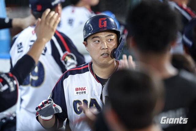 롯데 자이언츠 한동희가 21일 사직구장에서 열린 SSG 랜더스와 홈 경기에서 6회말 득점을 올린 뒤 더그아웃에서 팀 동료들과 함께 기뻐하고 있다./롯데 자이언츠 제공