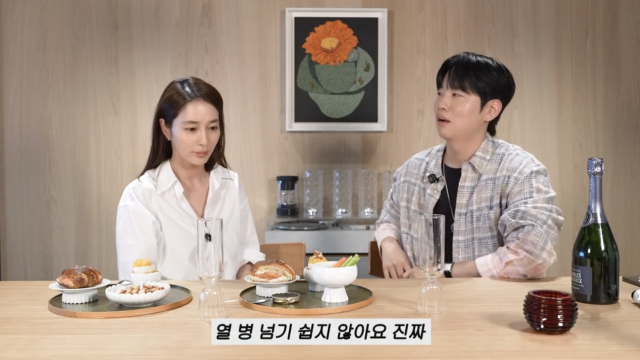이민정이 남다른 와인 사랑과 수준급 와인 오프너 실력을 공개했다. / 유튜브 채널 '이민정 MJ'