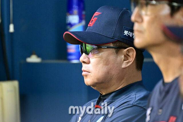 2일 서울 잠실야구장에서 열린 '2026 신한 SOL KBO리그' 롯데 자이언츠와 두산 베어스 경기. 롯데 김태형 감독이 경기를 지켜보고 있다./한혁승 기자