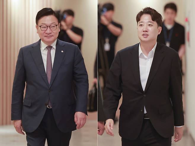 정점식(왼쪽) 국민의힘 원내대표와 이준석 개혁신당 대표가 21일 오찬 회동하기 위해 서울 여의도 한 식당으로 향하고 있다. [연합]
