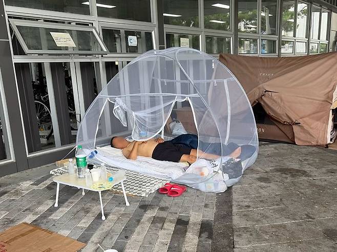 [수원=뉴시스] 이지윤 인턴기자=교회 측이 제공한 방충망 안에서 노숙인이 휴식을 취하고 있다. *재판매 및 DB 금지