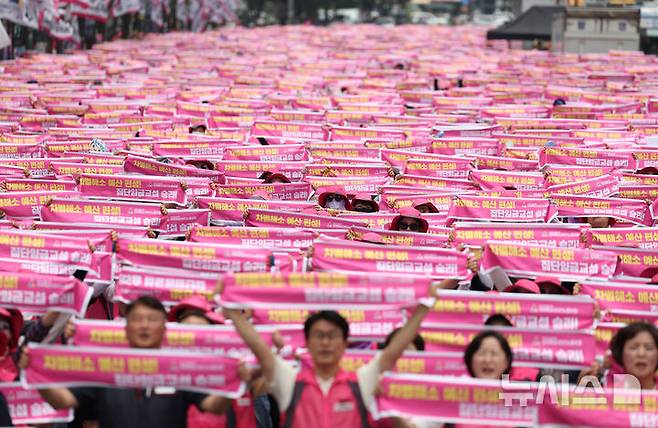 [서울=뉴시스] 김진아 기자 = 전국학교비정규직노조 조합원들이 4일 서울 중구 을지로입구 일대에서 '차별해소 예산 쟁취! 근속수당 5만원 인상! 모범사용자 약속 이행!' 전국학교비정규직노동자 총궐기대회를 하고 있다. 2026.07.04. bluesoda@newsis.com