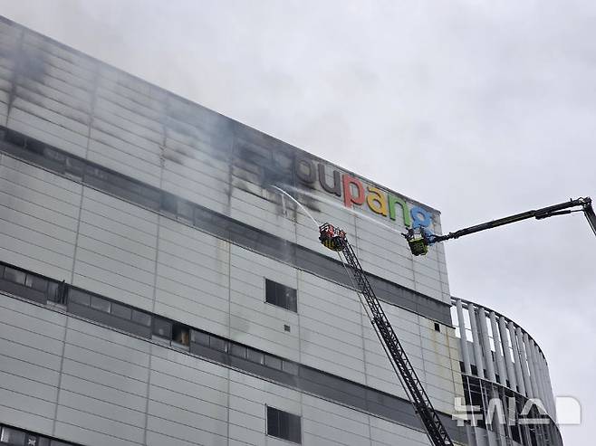 [인천=뉴시스] 전예준 기자 = 화재 나흘째인 21일 오전 인천 서해구 석남동 쿠팡물류센터 화재현장에서 소방대원들이 잔불 진화작업을 벌이고 있다. 21일 인천소방본부에 따르면 이번 화재는 지난 18일 오전 6시54분께 서해구 석남동 쿠팡32물류센터 8층짜리 건물 6층에서 발생, 61시간6분 만인 전날 오후 8시께 초기 진화됐다. kok@newsis.com