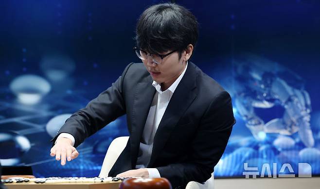 [서울=뉴시스] 조성우 기자 = 신진서 9단이 21일 서울 중구 한국경제TV 스튜디오에서 열린 쎈수학·한경 기신전 인공지능(AI) 바둑 프로그램 카타고와의 최종국에서 승리한 뒤 복기하고 있다. 2026.07.21. xconfind@newsis.com