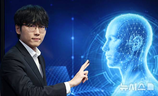 [서울=뉴시스] 조성우 기자 = 신진서 9단이 21일 서울 중구 한국경제TV 스튜디오에서 열린 쎈수학·한경 기신전 인공지능(AI) 바둑 프로그램 카타고와의 최종국에서 승리한 뒤 포즈를 취하고 있다. 2026.07.21. xconfind@newsis.com