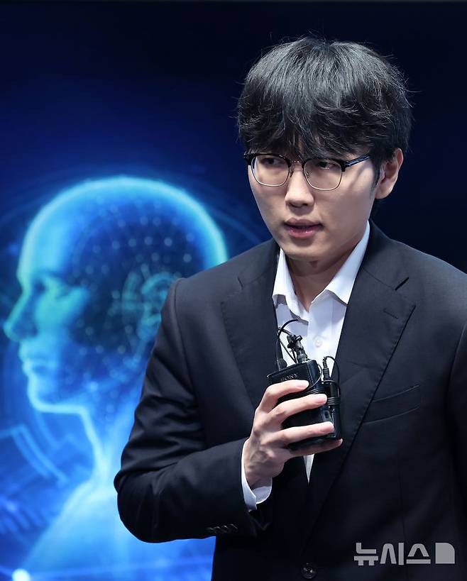 [서울=뉴시스] 조성우 기자 = 신진서 9단이 21일 서울 중구 한국경제TV 스튜디오에서 열린 쎈수학·한경 기신전 인공지능(AI) 바둑 프로그램 카타고와의 최종국에서 승리한 뒤 인터뷰를 하고 있다. 2026.07.21. xconfind@newsis.com