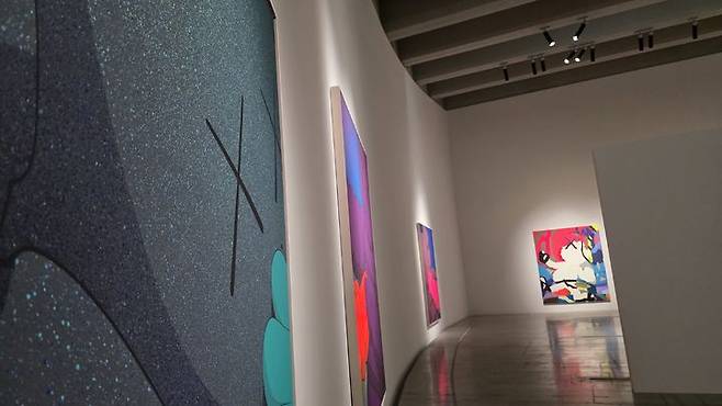 [사진=박현주 미술전문기자]카우스(KAWS)의 최근 회화에 등장한 점묘 같은 질감. 작가는 스프레이 캔의 분사 방식을 응용해 화면의 깊이감과 양감을 확장했다. *재판매 및 DB 금지