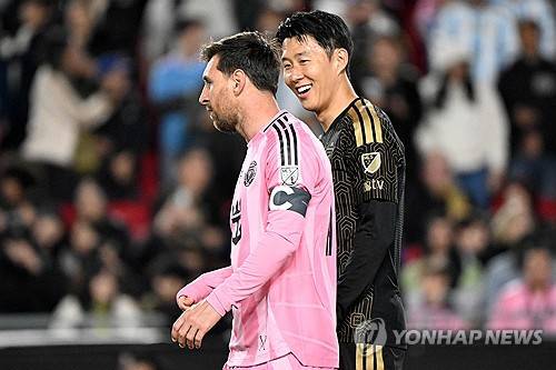 메시와 대화하고 있는 손흥민 [AFP=연합뉴스]