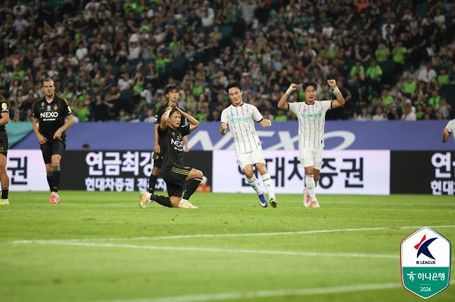 페널티킥을 놓친 전북 현대 이승우. 한국프로축구연맹 제공