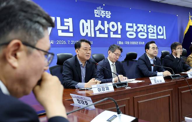 이광재 국회 예산결산위원회 위원장이 21일 국회 의원회관에서 열린 2027년 예산안 당정 협의에서 발언하고 있다. 왼쪽 두 번째부터 이 위원장, 기획예산처 조용범 차관, 박홍근 장관, 더불어민주당 한병도 대표 직무대행 겸 원내대표. 연합뉴스