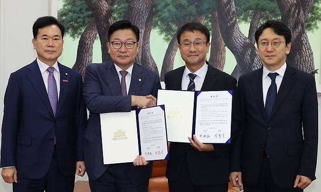합의문 들고 악수 더불어민주당 한병도 당대표 직무대행 겸 원내대표와 국민의힘 정점식 원내대표가 21일 서울 여의도 국회에서 6·3 지방선거 투표용지 부족사태 진상 규명을 위한 특검법안 마련에 합의한 뒤 악수하고 있다. 왼쪽부터 국민의힘 김승수 원내운영수석부대표, 정 원내대표, 한 원내대표, 민주당 천준호 원내운영수석. 남정탁 기자