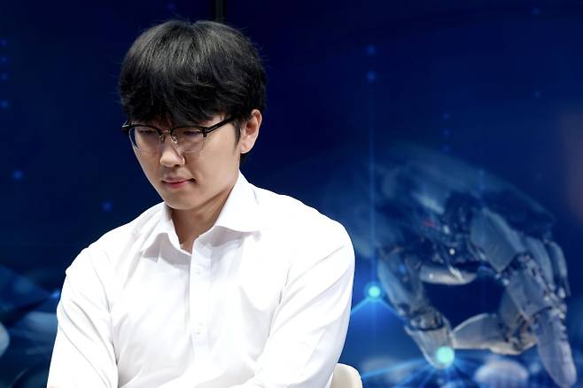 바둑 세계랭킹 1위 신진서 9단이 21일 서울 중구 한국경제TV 스튜디오에서 열린 쎈수학·한경 기신전에서 현존 최고 성능 바둑 인공지능(AI) 카타고와의 대결에 임하고 있다. 2026.7.21 뉴스1