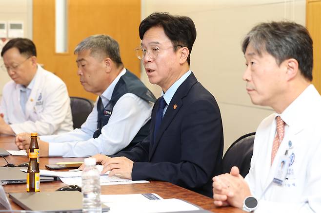 김영훈 고용노동부 장관이 16일 서울 서대문구 세브란스병원에서 열린 실노동시간 단축과 건강한 근무환경 조성을 위한 노사 현장 간담회에서 인사말을 하고 있다. 연합뉴스