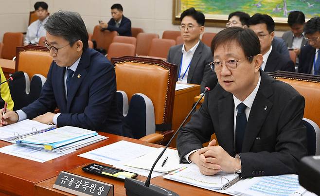 이찬진(오른쪽) 금융감독원장과 권대영 금융위원회 부위원장 등이 21일 국회 정무위원회 긴급현안질의에 출석해 의원들의 질의에 답하고 있다. 국민의힘 의원들은 이날 정무위 긴급현안질의에도 불참했다. 오승현 기자 2026.07.21