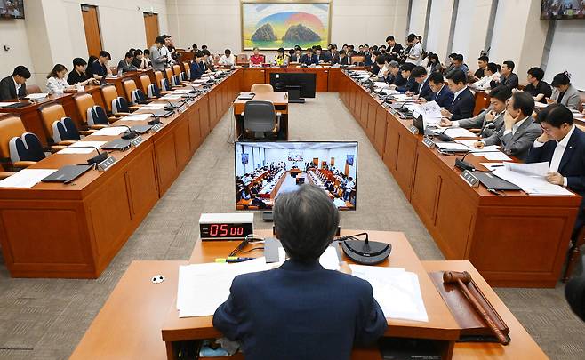 이찬진 금융감독원장과 권대영 금융위원회 부위원장, 안수용 마트노조 홈플러스지부장, 이의환 전단채비대위 집행위원장, 김병국 홈플러스 입점주협의회장 등이 21일 국회 정무위원회 긴급현안질의에 출석해 의원들의 질의에 답하고 있다. 국민의힘 의원들은 이날 정무위 긴급현안질의에도 불참했다. 오승현 기자 2026.07.21