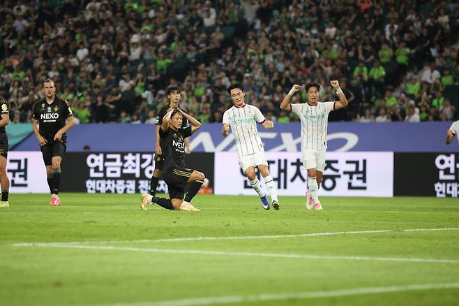 전북 이승우가 21일 전주월드컵경기장에서 열린 대전하나와 K리그1 홈경기 도중 페널티킥을 실축한 뒤 머리를 감싸쥐고 아쉬워하고 있다. 사진제공｜한국프로축구연맹