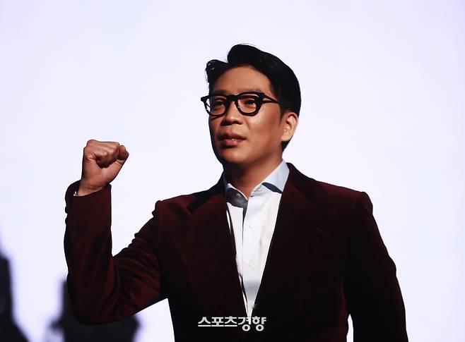 래퍼 MC몽이 2019년 10월 서울 광진구 예스24라이브홀에서 여덟 번째 앨범 ‘채널8’ 발매 기념 쇼케이스를 열고 포즈를 취하고 있다. 이선명 기자 57km@kyunghyang.com