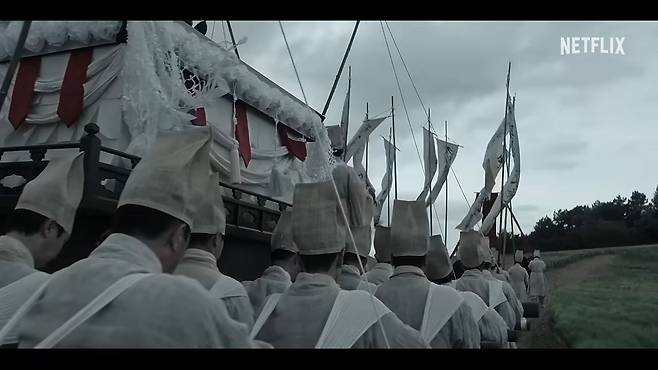 Netflix Original historical drama Goodbye My Princess rose to the top of the domestic Netflix Top 10 series immediately after its release and has maintained the number one spot for three consecutive days. Despite existing controversy regarding lead actor Nam Joo-hyuks acting style, the series has established a dominant lead by surpassing the SBS drama Chief Kim, which is currently recording viewership ratings in the 23% range, thanks to its solid world-building and buzz.Goodbye My Princess is a royal occult fantasy drama about Gu-cheon, who traverses the realm of ghosts, and Saeng-geun, an inspector court lady who can hear the voices of spirits, as they are summoned by King Lee Yeon to pursue the true nature of the curse lurking in the palace. The series is garnering viewer interest through the harmonious blend of passionate performances by the main cast—including Cho Seung-woo, Nam Joo-hyuk, Noh Yoon-seo, and Jang Young-nam—written by Kwon So-ra and Seo Jae-won, and directed by Choi Jung-gyu.Regarding the acting controversy, Nam Joo-hyuk explained that it was an intentional choice to portray the characters realistic speech patterns, and stated that he would humbly accept both positive evaluations and criticism. Jo Seung-woo has once again proven his box office appeal through this work, marking his return to the small screen after three years.The overseas reaction is also enthusiastic. Just three days after its release, it entered the top 4 in the global Netflix TV series category, and is demonstrating its potential for global success by ranking high in various countries, including Asia.