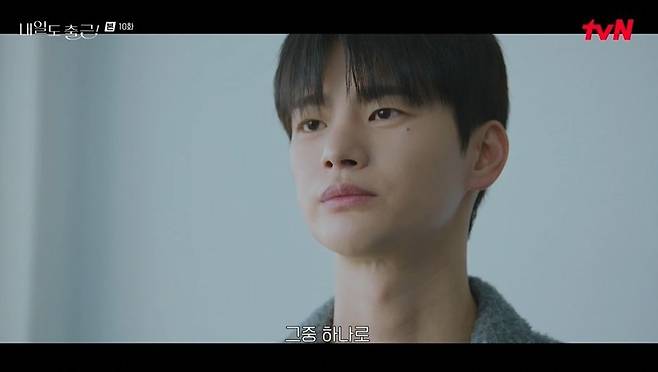 In the tvN drama *Go to Work!*, Park Ji-hyun, who plays the role of Cha Ji-yoon, officially formalized her relationship with Seo In-guk, who plays the role of Kang Si-woo, by directly addressing the infidelity rumors surrounding them. Cha Ji-yoon accepted Kang Si-woos proposal and confidently revealed that they were an office couple. In the drama, Kang Si-woo mentioned marriage while suggesting a move to Cha Ji-yoon, and Cha Ji-yoon personally stepped forward to clarify the affair allegations that arose later, explaining that she had been with him. The two confirmed their feelings for each other and advanced their relationship.
