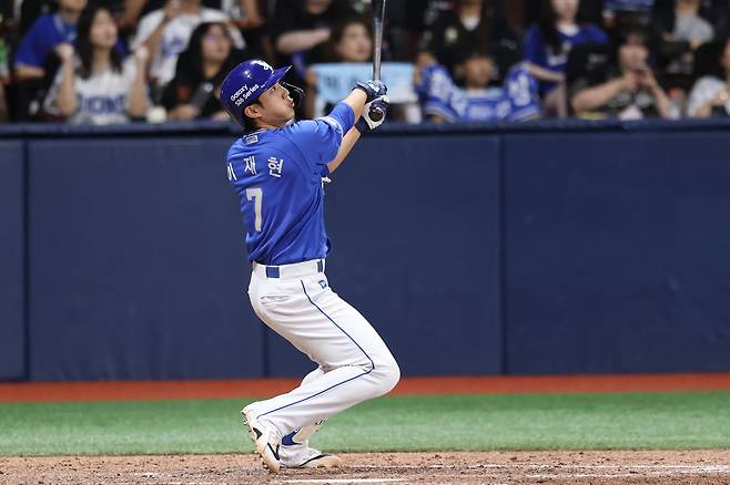 삼성 라이온즈 내야수 이재현이 21일 서울 고척스카이돔에서 열린 2026 신한 SOL KBO리그 키움 히어로즈와의 팀 간 10차전에서 솔로 홈런을 기록했다. 사진 삼성 라이온즈