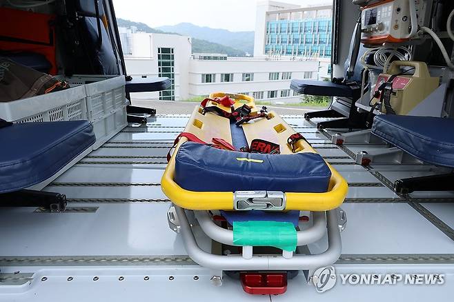 충남도, 중형 닥터헬기 도입 (천안=연합뉴스) 변선진 기자 = 지난 10년간 충남지역 중증 응급환자 1천400여명을 이송한 닥터헬기가 환자 2명을 동시에 태울 수 있는 중형 헬기로 교체됐다. 사진은 충남도와 단국대병원이 도입한 중형 닥터헬기 'AW-169EMS' 모습. 2026.7.16 bysj@yna.co.kr