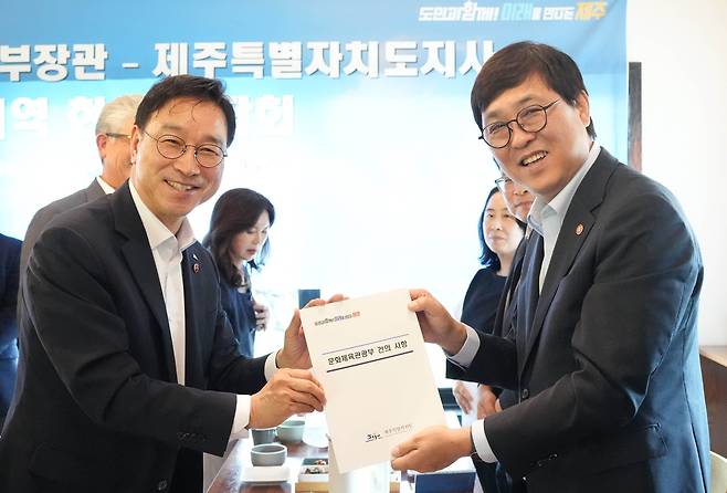최휘영 장관 만난 위성곤 제주지사     (제주=연합뉴스) 지난 18일 제주 서귀포시 내 한 식당에서 위성곤 제주도지사가 최휘영 문화체육관광부 장관에게 '무사증 관광객 타지역 이동 허용'을 골자로 한 무사증 제도 개선 등 건의사항을 전달하고 있다. 2026.7.21 [제주도 제공, 재판매 및 DB 금지]