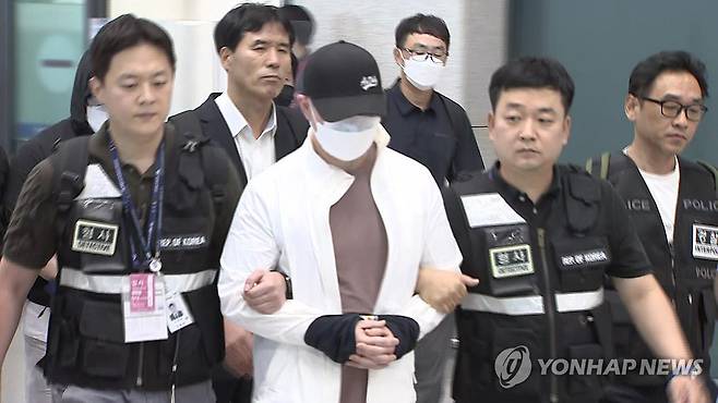 도박사이트 총책 압송하는 경찰 (서울=연합뉴스) 대규모 범죄 단체를 조직해 해외에서 수 조원대의 불법 도박사이트를 운영한 총책이 정부 합동 수사로 검거돼 송환됐다. 범정부 합동 초국가범죄 특별 대응 태스크포스(TF)는 도박사이트 운영 총책급 사범 두 명을 아랍에미리트(UAE) 당국과 공조를 통해 검거했다. 
    4일 인천국제공항에서 경찰들이 총책을 압송하고 있다. 2026.7.4 [연합뉴스TV 제공. 재판매 및 DB 금지] photo@yna.co.kr