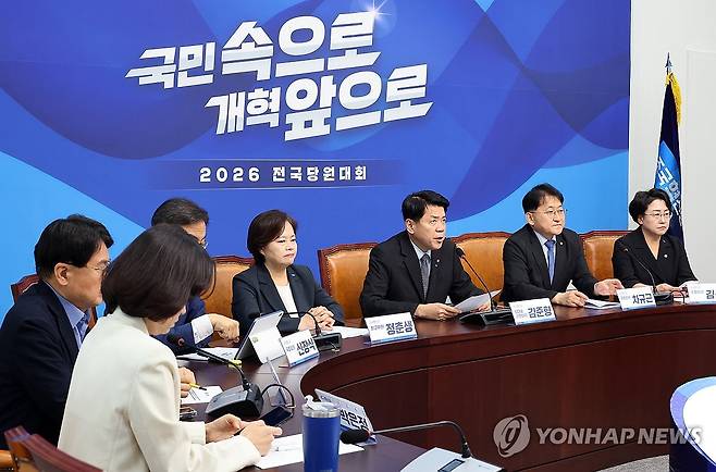 발언하는 조국혁신당 김준형 대표 대행 (서울=연합뉴스) 배재만 기자 = 조국혁신당 김준형 당 대표 권한대행이 21일 국회에서 열린 의원총회에서 발언하고 있다. 2026.7.21 scoop@yna.co.kr