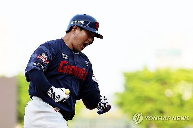 홈런 치고 환호하는 유강남 (광주=연합뉴스) 조남수 기자 = 25일 광주기아챔피언스필드에서 열린 프로야구 롯데 자이언츠와 KIA 타이거즈의 경기. 롯데 유강남이 4회초에 솔로홈런 때리고 베이스를 돌며 기뻐하고 있다. 2026.4.25 iso64@yna.co.kr