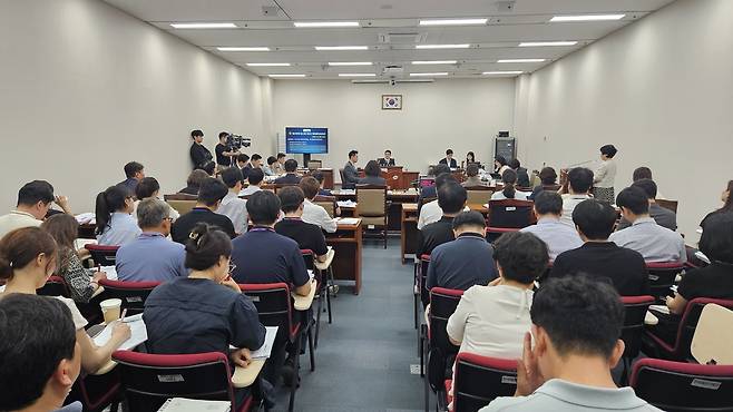 부산시의회 행정문화위원회 전체회의 (부산=연합뉴스) 민영규 기자 = 부산시의회 행정문화위원회는 21일 전체회의를 열어 부산시와 산하 기관의 올해 하반기 업무계획 보고를 청취했다. 2026.7.21