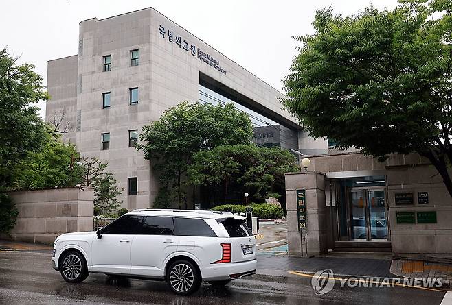 한국 외교관 전원 정보 해킹 추정…최대 1만건 유출 (서울=연합뉴스) 한종찬 기자 = 한국 외교관 전체 인원의 신상 정보가 유출된 것으로 추정되는 해킹 사건이 발생했다. 국립외교원 온라인교육시스템에서 일어난 이 해킹 사건으로 외교부 퇴직자는 물론 타 중앙부처에서 재외공관으로 파견된 직원들 정보까지 더해 최대 1만건의 정보가 새어 나간 것으로 추정된다. 외교부는 전날 보도자료를 통해 미상의 공격자가 외교부 산하 국립외교원의 온라인교육시스템 서버를 지난해 4∼5월 장악한 뒤 올해 2월까지 접속했다고 밝혔다. 사진은 21일 서울 서초구 국립외교원. 2026.7.21 saba@yna.co.kr