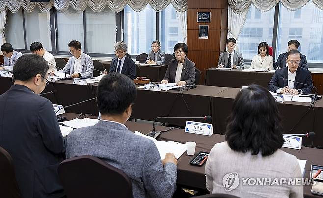 제1차 첨단재생의료 및 첨단바이오의약품 정책위원회 (서울=연합뉴스) 정은경 보건복지부 장관이 21일 서울 중구 코리아나호텔에서 열린 제1차 첨단재생의료 및 첨단바이오의약품 정책위원회에서 발언하고 있다. 2026.7.21 [보건복지부 제공. 재판매 및 DB금지] photo@yna.co.kr