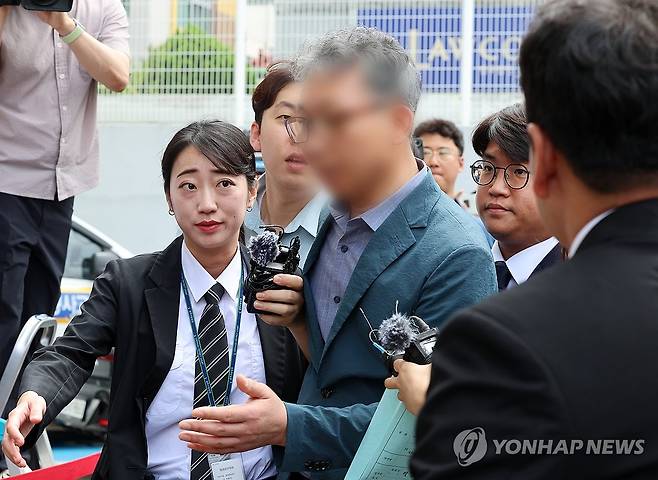 영장 실질 심사 출석하는 광산경찰서 형사과장 (전남광주=연합뉴스) 조남수 기자 = 장윤기 사건에 대해 살인과 성범죄 사건을 분리 수사하도록 지시한 협의를 받는 전남광주통합특별시 광산경찰서 형사과장 A 경정이 21일 구속 전 피의자 심문(영장 실질 심사)을 받기 위해 동구 지산동 광주지방법원에 출석하고 있다. 2026.7.21 iso64@yna.co.kr