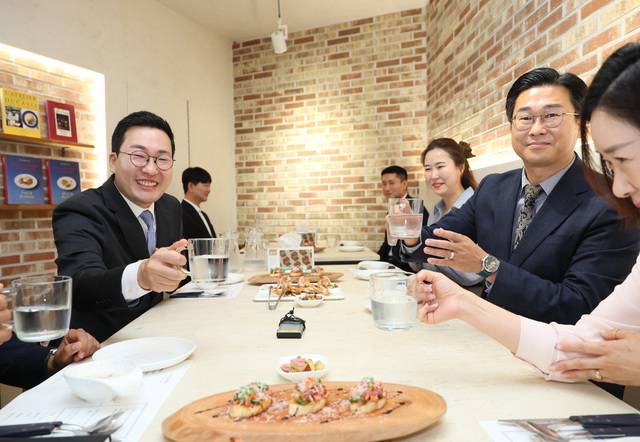 ▲ 이동석 충주시장이 22일 곽명환 더불어민주당 충주지역위원장과 지역의 미래에 대해 심도 깊은 논의와 협력을 다지는 식사정치에 나섰다. /충주시 제공