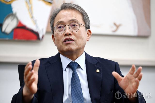 송기헌 국회 과학기술정보방송통신위원장이 15일 서울 국회의사당 본관에서 심은석 강원일보 서울본부장과 인터뷰하고 있다. 서울=임도혁기자