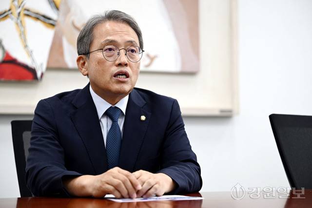 송기헌 국회 과학기술정보방송통신위원장이 15일 서울 국회의사당 본관에서 심은석 강원일보 서울본부장과 인터뷰하고 있다. 서울=임도혁기자