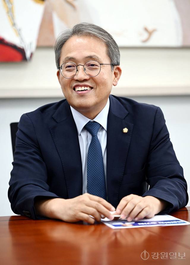 송기헌 국회 과학기술정보방송통신위원장이 15일 서울 국회의사당 본관에서 심은석 강원일보 서울본부장과 인터뷰하고 있다. 서울=임도혁기자