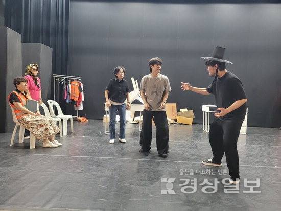 ▲ 23~24일 중구 성안동 아트홀 마당에서 열리는 문화예술 틈의 제13회 정기공연 연극 '새로운 도시와 시민들의 합창' 연습 모습. 문화예술 틈 제공