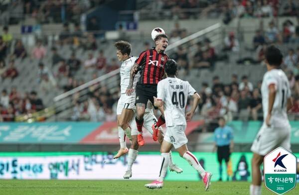 22일 서울월드컵경기장에서 벌어진 포항스틸러스- FC서울과의 '하나은행 K리그1 2026' 19라운드 원정경기에서 포항의 신광훈이 서울 선수와 헤더볼을 다투고 있다. 한국프로축구연맹 제공