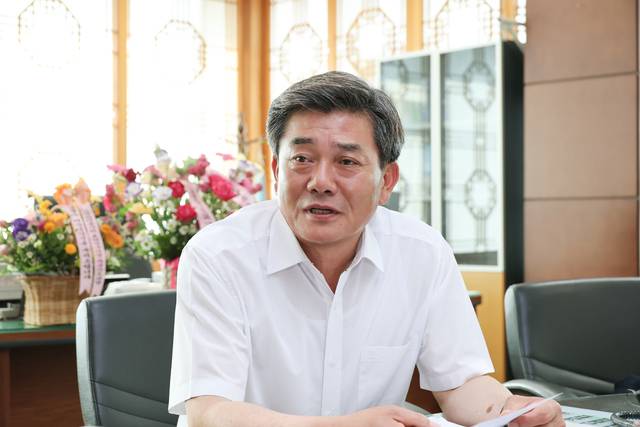 김철수 포항시의장이 전반기 의회 운영 방향과 지역 현안 해결 방안 등을 설명하고 있다.