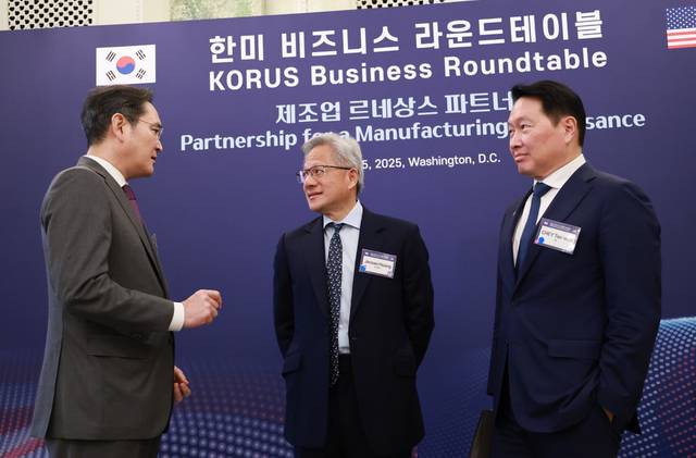 이재용 삼성전자 회장과 최태원 SK그룹 회장이 한미 비즈니스 라운드 테이블 리셉션에서 젠슨 황 엔비디아 CEO와 대화하는 모습. 연합뉴스
