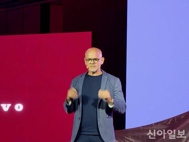 오스카 베르틸손 올스보르 볼보자동차 90 라인업 및 글로벌 커머셜 총괄이 ES90의 글로벌 상품 전략과 기술 경쟁력을 설명하고 있다.[사진=윤경진 기자]