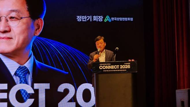 기조발표에 나선 정만기 한국산업연합포럼 회장은 시야를 개별 기업의 영업 전략에서 제조업 거래 구조 전체로 넓혔다. 정 회장은 ‘제조 기업의 수출 경쟁력, 이제 제품만으로는 부족하다’를 주제로 B2B 거래에서 오랫동안 진입장벽으로 작용해 온 ‘정보 비대칭’에 주목했다. (사진=테크42)