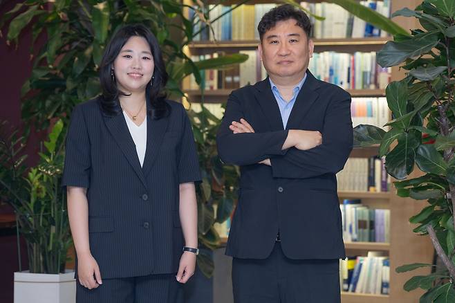 LKB평산에서 채용을 담당하고 있는 정다미, 서재민 변호사(왼쪽부터). 백성현 기자