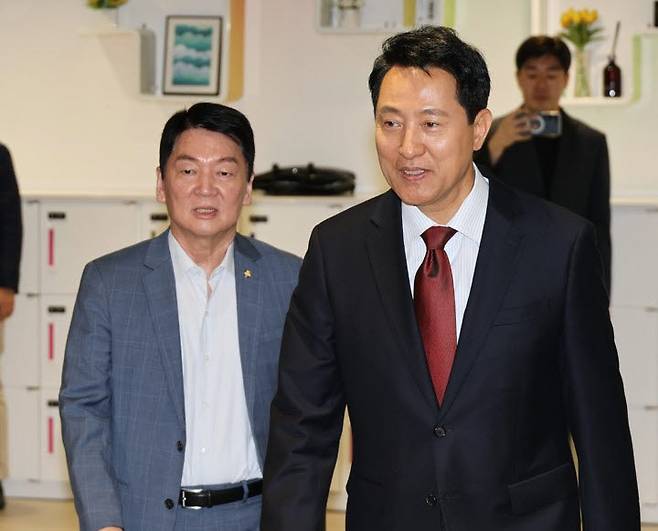 간담회장 들어서는 오세훈 후보와 안철수 의원(사진=연합뉴스)