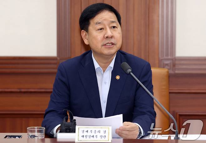 구윤철 경제부총리 겸 재정경제부 장관이 22일 오전 서울 종로구 세종대로 정부서울청사에서 열린 비상경제본부회의 겸 경제산업경쟁력강화 관계장관회의에서 모두 발언을 하고 있다. 2026.7.22 ⓒ 뉴스1 김명섭 기자