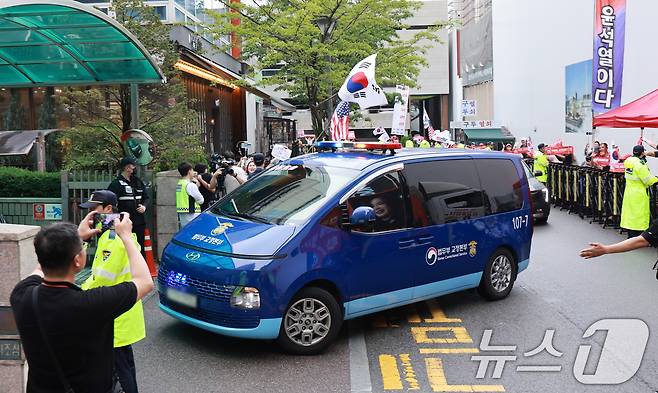 김건희 여사를 태운 호송차가 22일 경기 과천 2차 종합특검 사무실 지하주차장으로 들어서고 있다. 2차 종합특검팀(특별검사 권창영)은 이날 윤석열 전 대통령 관저 이전과 관련 특정범죄가중처벌법상 알선수재와 직권남용 혐의로 김 여사를 피의자 신분으로 소환했다. 2026.7.22 ⓒ 뉴스1 이호윤 기자